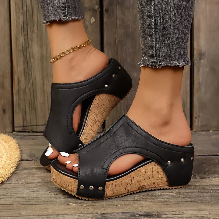 Brooke - Lumi Stud Wedge Sandalai