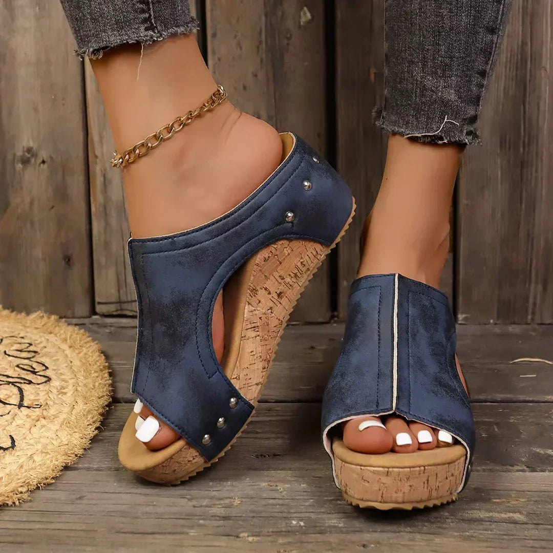 Brooke - Lumi Stud Wedge Sandalai