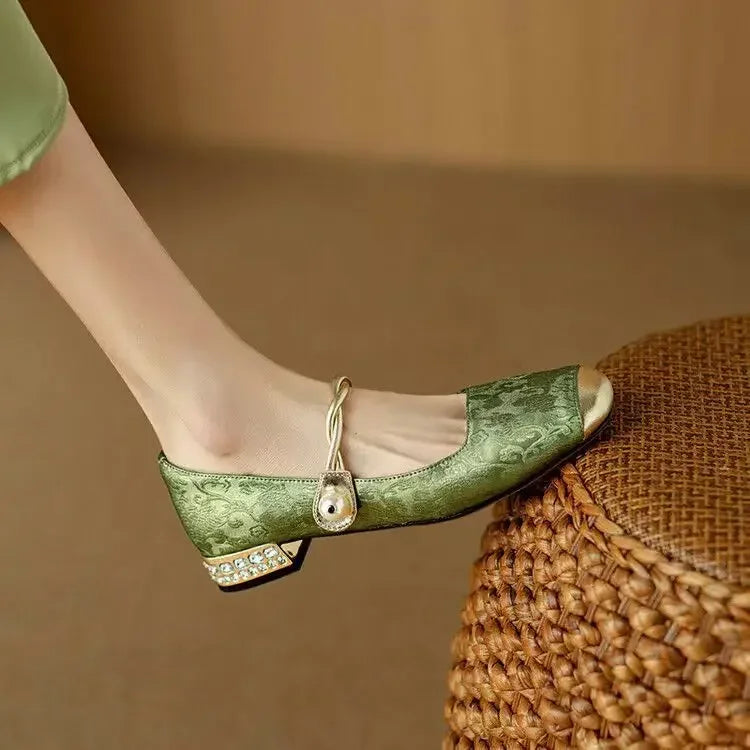 Frieda – Klasikiniai Diržiniai Batai su Elegantišku Išvaizda